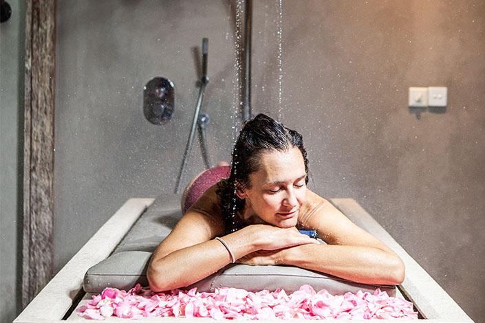 Blue Karma Hotel Seminyak - TRADITIONAL BODY SCRUB WITH MASK AND VICHY SHOWER MASSAGE